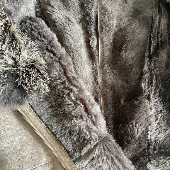 Hooded sheepskin coat with lush silver fox fur trim - Picture 6 of 13